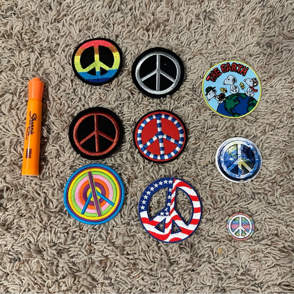 Lot of 6 hippie peace patches ☮️ + 2 buttons w/ bonus Snoopy✌️